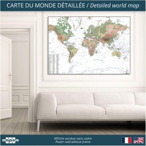 Pode incluir: Um p&ocirc;ster de mapa-m&uacute;ndi detalhado em uma moldura branca, pendurado em uma parede branca acima de um sof&aacute; branco. O p&ocirc;ster &eacute; impresso em cores suaves e inclui uma legenda e uma escala. O texto "CARTE DU MONDE D&Eacute;TAILL&Eacute;E / Detailed world map" est&aacute; no topo do p&ocirc;ster. O texto "Affiche vendue sans cadre / Poster sold without frame" est&aacute; na parte inferior do p&ocirc;ster.