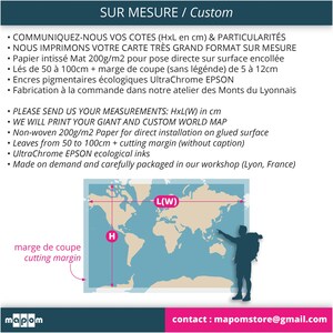 Pode incluir: Um mapa do mundo impresso em papel n&atilde;o tecido com uma margem de corte ao redor das bordas. O mapa est&aacute; dispon&iacute;vel em tamanhos personalizados e pode ser impresso em grande escala. O texto na imagem diz "SUR MESURE / Custom" e "PLEASE SEND US YOUR MEASUREMENTS: HxL(W) in cm".