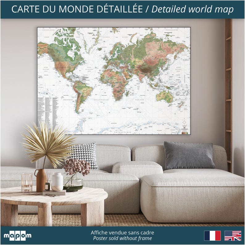 Pode incluir: Um p&ocirc;ster de mapa-m&uacute;ndi detalhado em uma sala de estar. O p&ocirc;ster est&aacute; pendurado em uma parede branca acima de um sof&aacute; seccional branco com uma mesa de centro marrom na frente. O p&ocirc;ster &eacute; impresso em tons de verde, marrom e azul.