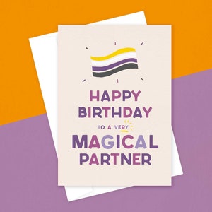 Proficiat met je verjaardag aan een magische partner: niet-binair, LGBT+, feest, verjaardagskaart, alternatief, avontuur