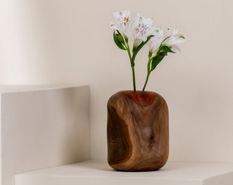 Rustikale Holzvase mit Glasrohr | Handgefertigte Blumendekoration | Boho Wohndekor | Naturholz Dekor | Einzigartiges handgemachtes Geschenk