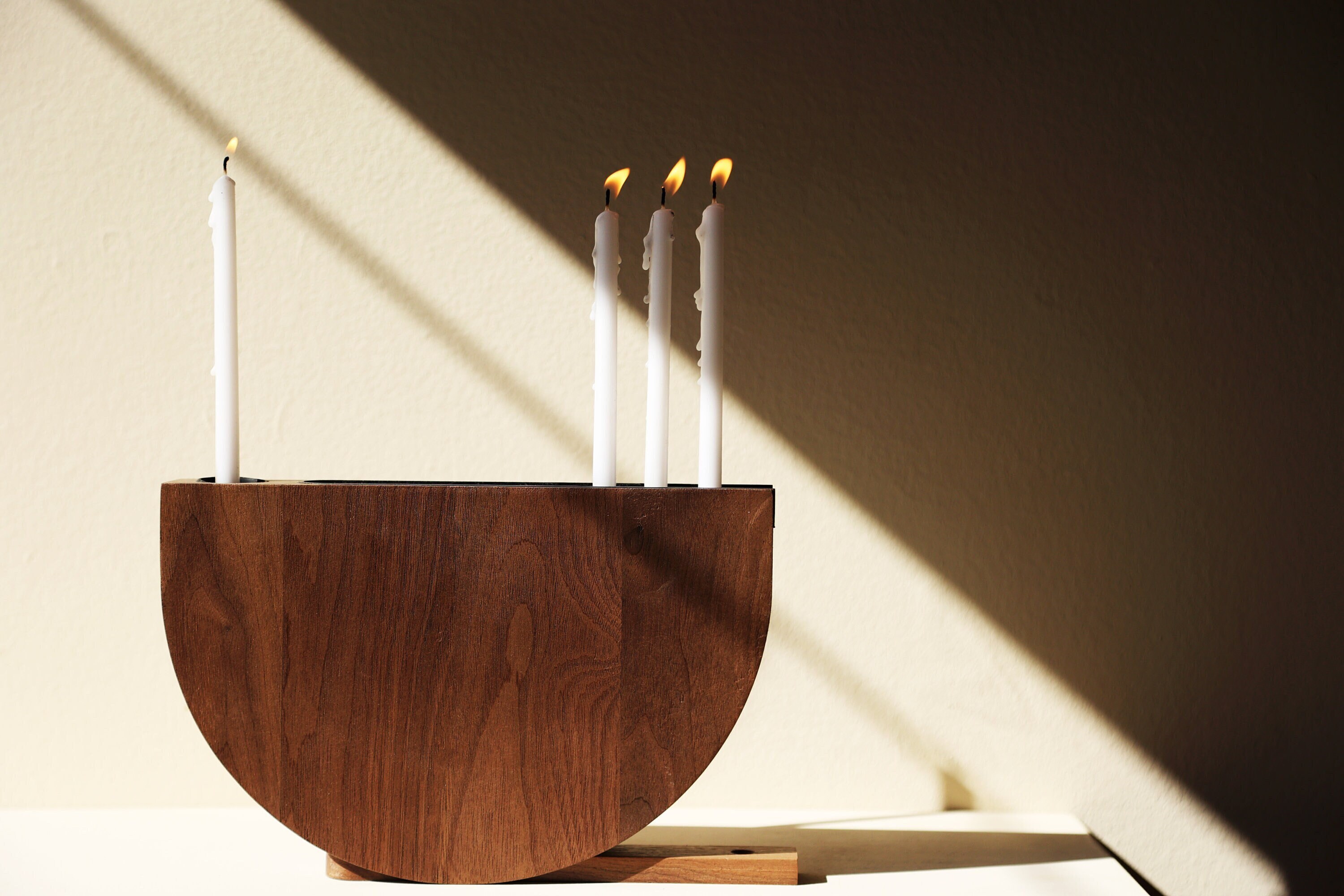 Handgefertigte Hanukka Menora aus Holz: Moderne Dekoration