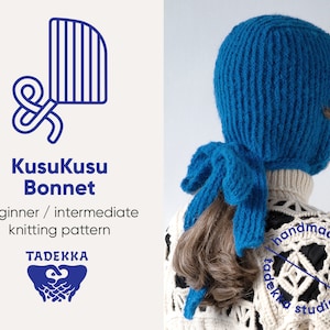 Puede incluir: Un gorro azul tejido con un lazo, llamado KusuKusu Bonnet, es un patrón de tejido para principiantes a intermedios. El patrón está disponible en Tadekka Studio, un estudio de productos hechos a mano.