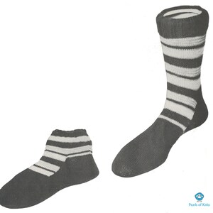 Può includere: Due paia di calzini a righe, uno lungo e uno corto, con righe bianche e nere. I calzini sono realizzati in un tessuto morbido e lavorato a maglia.