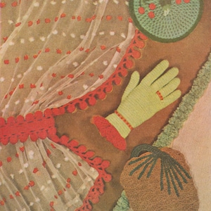 Puede incluir: Un conjunto de artículos de ganchillo que incluye un posavasos verde y rojo, un posavasos marrón y verde y un guante verde y blanco. Los artículos están sobre un fondo marrón con lunares blancos.