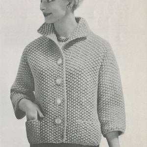 Puede incluir: Un patrón de tejido de punto vintage para un cárdigan con botones y bolsillos. El patrón es para un cárdigan de mujer y está en blanco y negro.