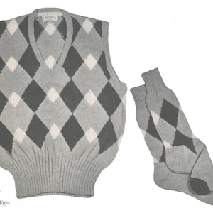 Puede incluir: Un chaleco de punto gris con diseño de rombos y cuello en V, con calcetines a juego. El chaleco y los calcetines tienen un patrón de rombos en gris, blanco y negro.