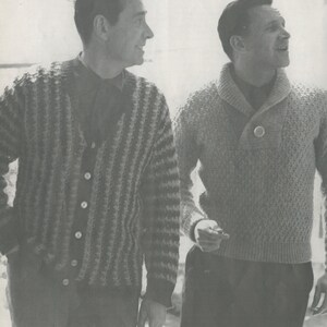 Könnte beinhalten: Zwei Männer tragen Strickpullover. Der Mann links trägt einen gestreiften Cardigan mit Knöpfen. Der Mann rechts trägt einen grauen Pullover mit Schalkragen und einem einzigen Knopf.