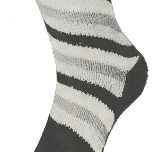 Può includere: Calza a righe bianche e nere con un motivo diagonale. La calza è realizzata in tessuto morbido e lavorato a maglia.