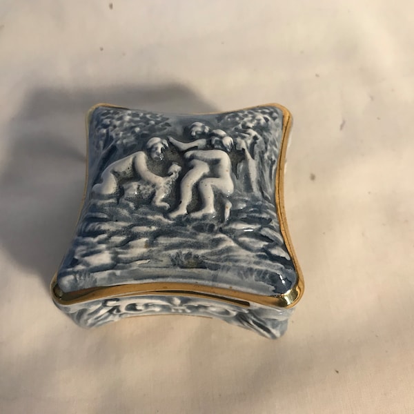 Vintage R Capodimonte ceramic trinket box