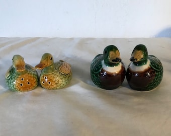 Deux jolis petits shakers salière et poivrière en forme de canard