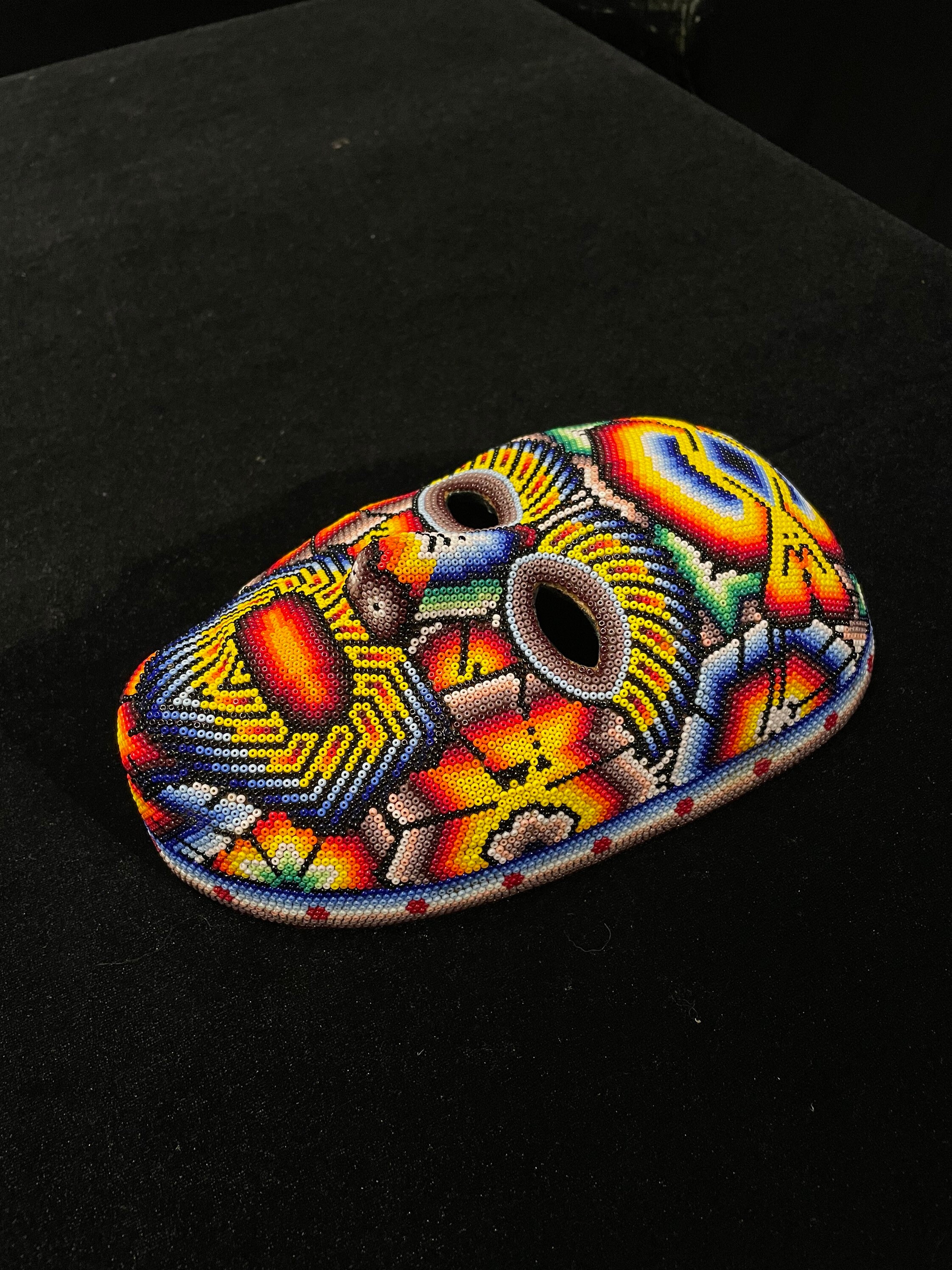 ビーズのウイチョル族先住民族フェアトレードビーズマスク彫刻