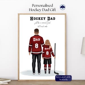 Pu&ograve; includere: Stampa incorniciata "Regalo personalizzato per pap&agrave; hochey". Raffigura un padre e un bambino con maglie da hockey bordeaux con il numero 8. Il testo recita "Hockey Dad, proprio come un pap&agrave; normale ma molto pi&ugrave; cool."