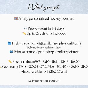 Pu&ograve; includere: Testo su sfondo bianco che descrive un ritratto di hockey personalizzato. Include dimensioni in cm: 13x18, 20x25, 27,9x35,6, 30x40, 40x50 e 21x29,7. Include anche dimensioni in pollici: 5x7, 8x10, 11x14, 12x16 e 16x20. Il testo indica che si tratta di un file digitale ad alta risoluzione.