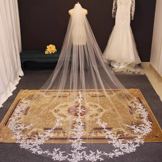 ?VINTAGE Beautiful White Lace Wedding Veil With Comb Cathedral Mantilla Veil with Lace Edge – White or Ivory  main image 3