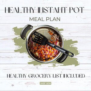Op de afbeelding: Een Instant Pot van roestvrij staal met gehakte rode uien en wortelen erin. De pot staat op een wit houten oppervlak. De tekst "HEALTHY INSTANT POT MEAL PLAN" staat bovenaan de afbeelding. De tekst "HEALTHY GROCERY LIST INCLUDED" staat onderaan de afbeelding. De tekst "SHOP NOW" staat onder de tekst "HEALTHY GROCERY LIST INCLUDED".