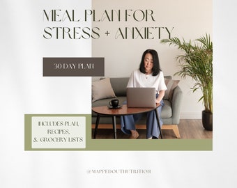 Pode incluir: Um plano de refeições de 30 dias para o estresse e a ansiedade, com uma mulher sentada em um sofá usando um laptop. O plano inclui receitas e listas de compras. O texto "@MAPPEDOUTHUTRITION" está na parte inferior da imagem.