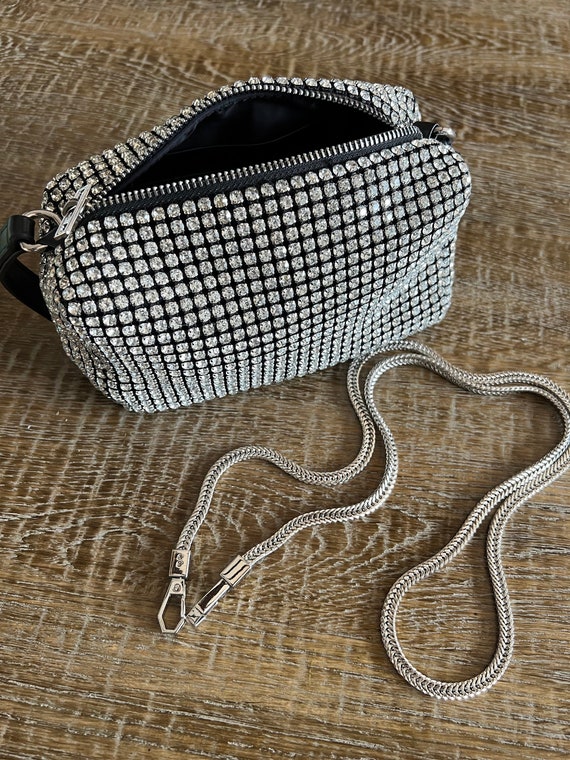 Pochette De Soirée Noire Satinée Avec Chaînette Argentée - Marque Jolie, état Neuf