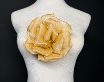 Broche de organza dorado hecho a mano (15 cm de ancho)