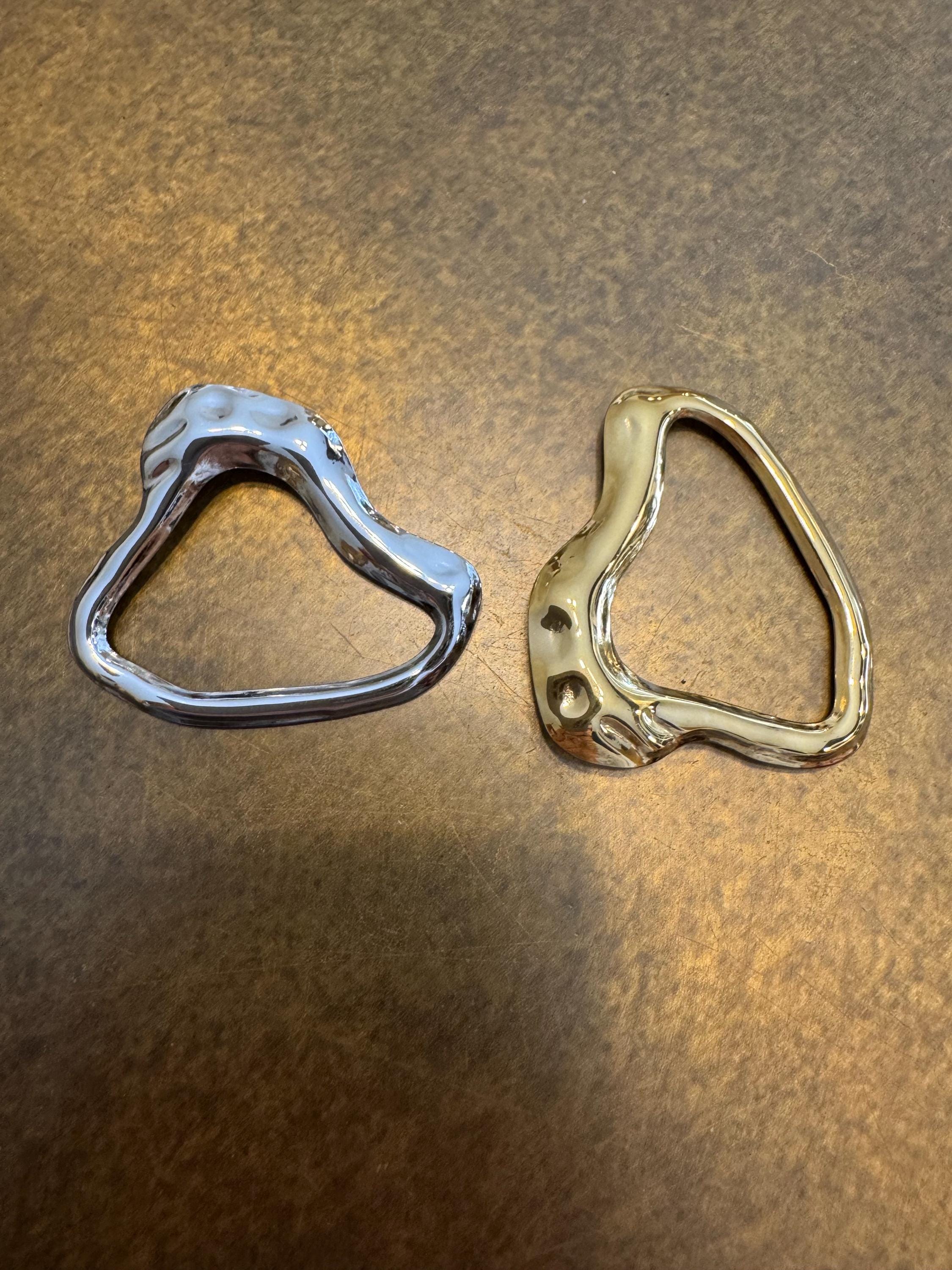 Spilla in metallo irregolare: finitura oro o argento, design insolito (1 3/4")