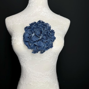Große Corsage Blume, geschichteter Denim-Stoff, 6 ”breit, 15 cm 3D großer Pin auf Corsage, Kleidung, Mode, Hut, Accessoire, Taschen, Geschenk, FAN Design