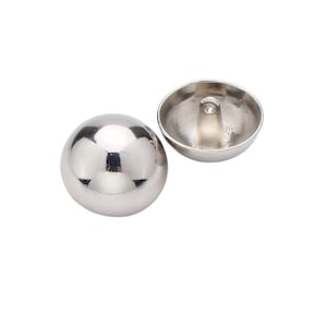 Könnte beinhalten: Zwei silberfarbene Metallknöpfe mit einer glatten, reflektierenden, halbkugelförmigen Oberfläche. Ein Knopf ist so positioniert, dass seine gewölbte Oberseite sichtbar ist, während der andere umgedreht ist, um das hohle Innere und die Öse zu zeigen.