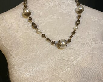 Colar de pérolas estilo vintage: corrente de latão antigo, presente elegante