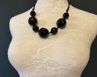 Collar de cuentas facetadas negras, joyería vintage con estilo.