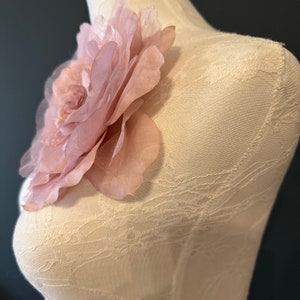 Grande fleur pour corsage, noir, bleu marine, rose foncé, 7 po. de large, grande épingle sur le corsage, mariée, vêtement, mode, chapeau, accessoire, mode, fan image 5