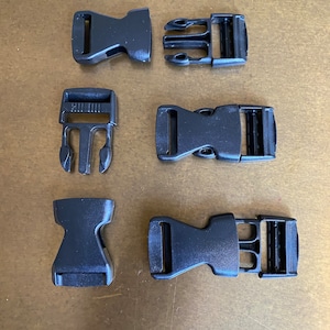 Puede incluir: Seis hebillas de plástico negro de varios tamaños y estilos. Las hebillas se utilizan comúnmente para correas, bolsos y otros proyectos de bricolaje.