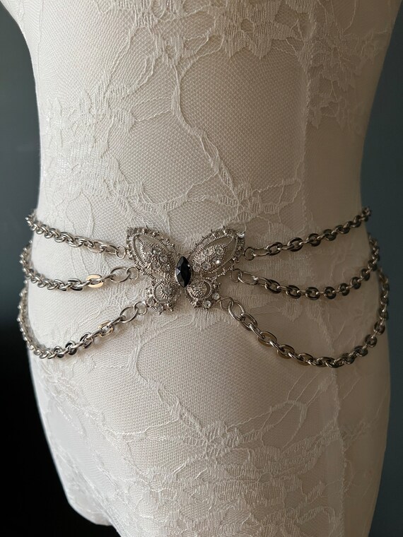 Butterfly belt chain store