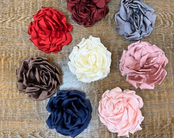 Broche grande de ramillete de satén hecho a mano (11,4 cm de ancho)