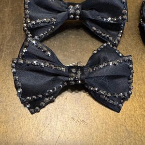 Strikken, pin op strik, strik opnaaien, handgemaakte strik, cadeaus, inpakstrik, strik, modestrik, kleding, ambachten, tassen, kaarten, meubels, 3"x2"