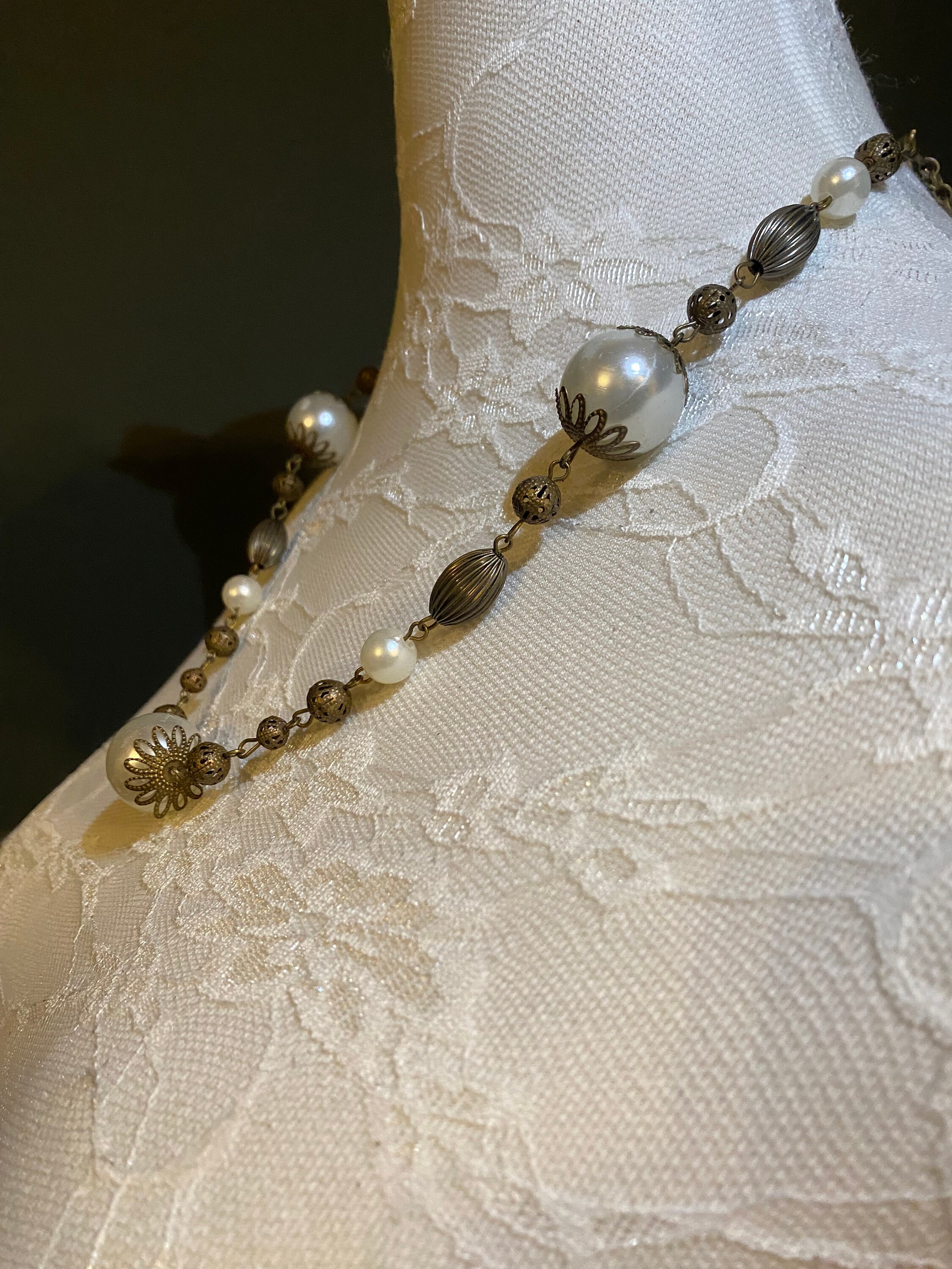 Collier Ancien Vintage En Perles De Jais Et Breloques - Chaîne Torsadée Laiton - Occasion Satisfaisante