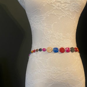 Ceinture très longue, Ceinture multicolore en perles de marbre, Ceinture chaîne en perles, Ceinture bohème, Perles, Perles aspect marbre, Ceinture tendance, Ceinture à la mode vintage