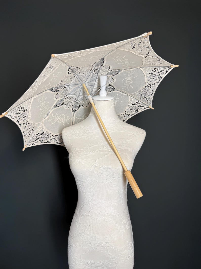 Ombrelle de mariage en dentelle beige écru vintage