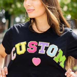 Camiseta personalizada con parche de chenilla, camiseta personalizada con parche de chenilla, camiseta personalizada con letras brillantes universitarias