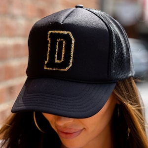 CUSTOM Chenille Patch Monogram Hat, sombrero de camionero inicial, sombrero de camionero de letra Varsity, gorra de bola de día de juego personalizada