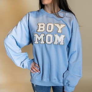 BOY MOM Sudadera con parche de chenilla personalizada, camisa con parche de chenilla personalizada, camisa con letras de brillo universitario personalizada, regalo para mamá