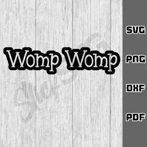 Puede incluir: Diseño gráfico en blanco y negro con el texto "Womp Womp" en una fuente en negrita y redondeada. El diseño está sobre un fondo de vetas de madera gris claro. Incluye opciones de tipo de archivo: SVG, PNG, DXF y PDF.