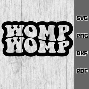 Puede incluir: Gráfico en blanco y negro con el texto "WOMP WOMP" en una fuente retro audaz. El diseño está delineado en negro y sobre un fondo de vetas de madera clara. Incluye etiquetas de tipo de archivo: SVG, PNG, DXF y PDF.