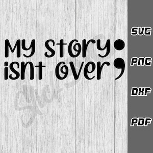 Può includere: Grafica di testo in bianco e nero su sfondo di legno. Il testo recita "My story isn't over."