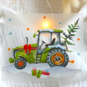 Könnte beinhalten: Aquarellillustration eines grünen Traktors, der für Weihnachten geschmückt ist. Der Traktor hat eine rote Schleife, einen Weihnachtsbaum und Geschenke. Schnee- und Sternakzente umgeben den Traktor. Das Bild ist auf weißem Hintergrund.