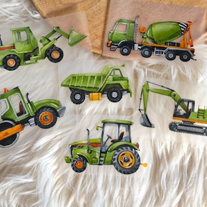 Puede incluir: Un conjunto de seis pegatinas de vehículos de construcción verdes. Las pegatinas representan una mezcladora de cemento, un camión volquete, una excavadora, un tractor, una aplanadora y una excavadora.
