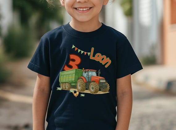 Traktor Shirt Geburtstag Junge – realistischer Traktor mit Anhänger – personalisiert mit Name & Zahl – Bauernhof T-Shirt Kinder