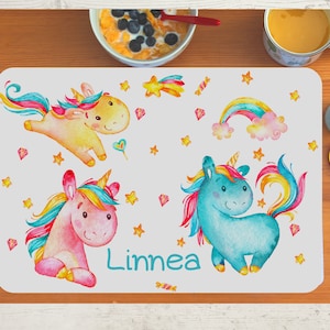 Set de table avec nom enfant garçon fille textile licorne rose arc-en-ciel