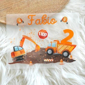 Immagine stirabile di un escavatore con nome ed età – personalizzata – maglietta per compleanno bambini cantiere compleanno ragazzi fai da te