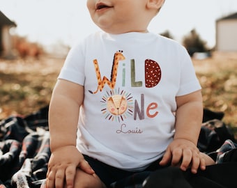 T-Shirt Wild One Safari – Personalized Birthday Shirt – Jungle Animals for 1st Birthday – Lion Giraffe Zebra with Name & Number