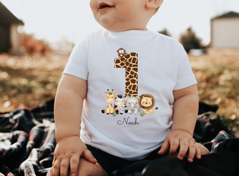 T-Shirt Anniversaire Chemise Personnalisé Anniversaire Enfant Garçon Fille Jungle Animaux Safari Girafe Zèbre Lion Wild One image 1