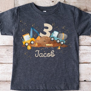 Bügelbild Baustelle mit Name und Zahl – personalisiertes Aufbügler Motiv mit Bagger & Betonmischer für Kindergeburtstag Geburtstagskind